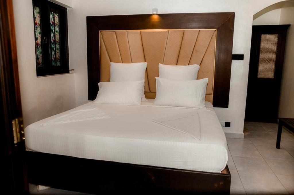 Romantic Garden Hotel เนกอมโบ ภายนอก รูปภาพ