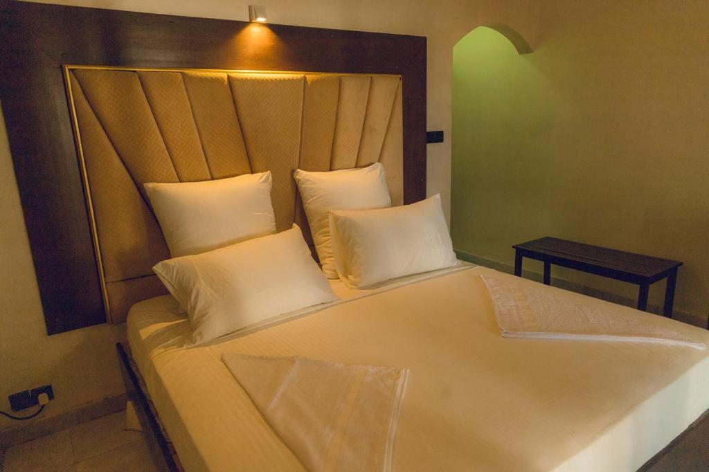 Romantic Garden Hotel เนกอมโบ ภายนอก รูปภาพ